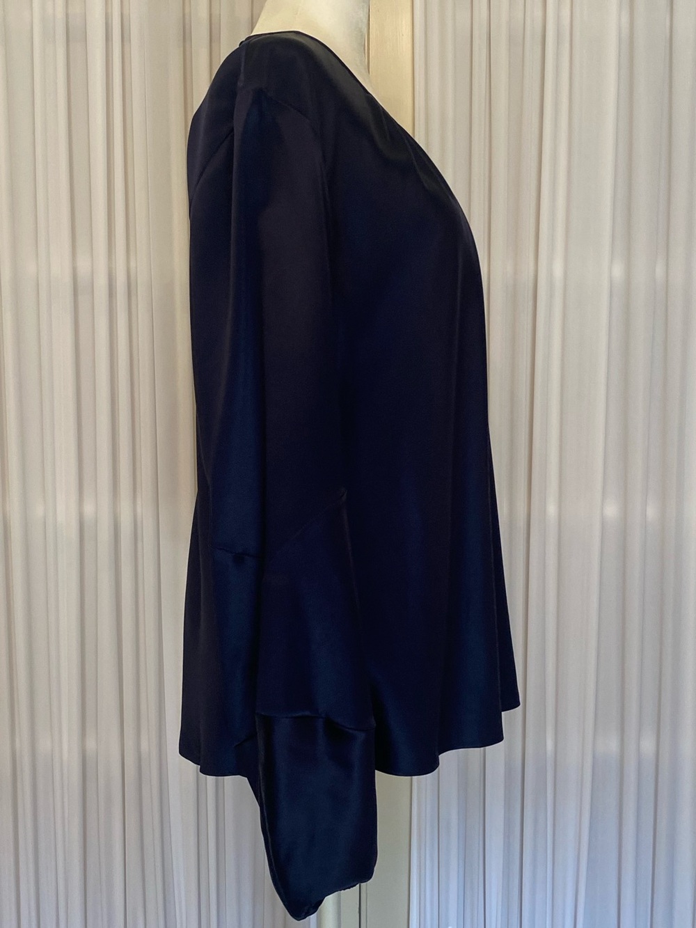 Lafayette 148 New York Navy Crew Neck 100% Silk Blouse Sz 12 L | Classic Luxury - Picture 7 of 9